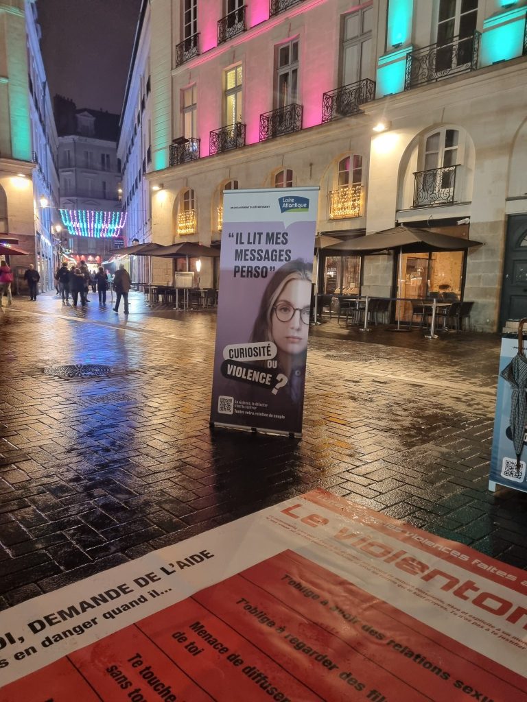 De nombreuses personnes étaient attendues ce vendredi mais suite à la météo et le début du weekend les gens ne sont pas venu en masse et seul quelques personnes se sont approchés de ce violentomètre géant.