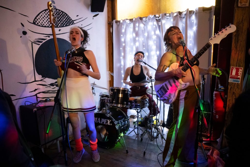 Le groupe « Parcours Santé » composé de Laurène Pierre-Magnani, Marie Ronflex, Cecile Jarsaillon et Lou Cadet au son, en concert à La Dérive en janvier 2023.Photo © Vincent Curutchet