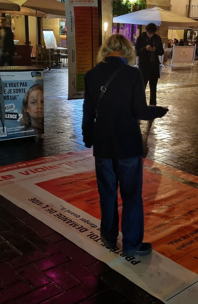 Toutes les 2 minutes une femme est victime d’une tentative de viol/ viol ou agressions sexuelles.« Avec le violentomètre elles se rendent compte que oui ce n’est pas normal » ; Les femmes victime de violences ne mesurent parfois pas la gravité, il y a des femmes qui s’habituent » dit le président du conseil départemental de Loire-Atlantique