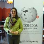 Anne, présidente de l'asso les AFFs, pour réclamer la place des femmes sur Wikipedia devant un rollup de Wikipédia - 17 01 26 © Adélaïde Cesbron