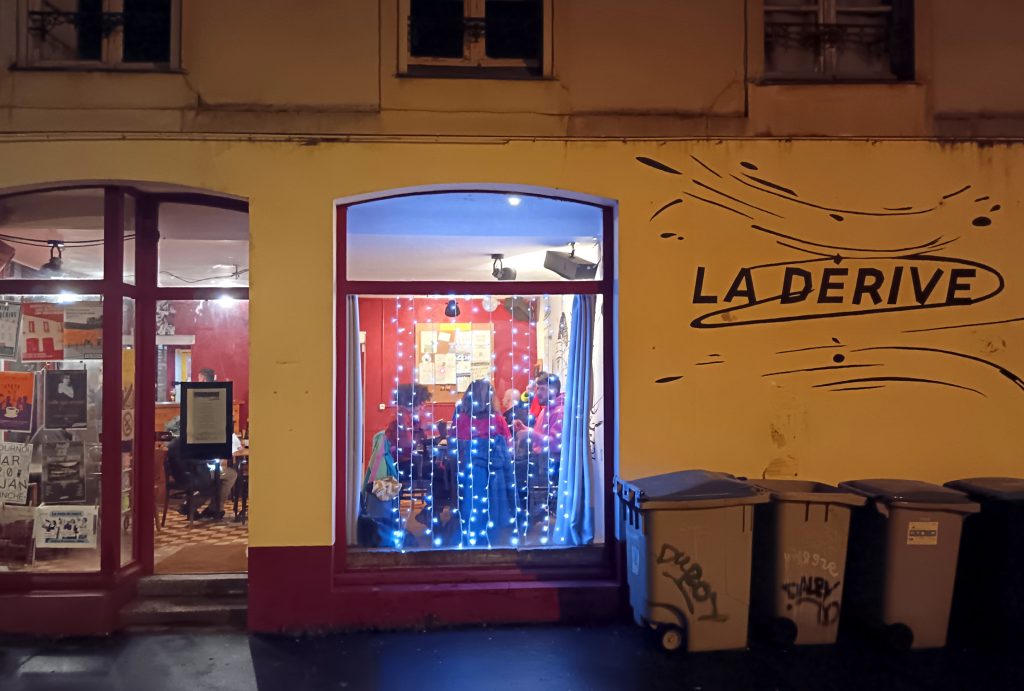 Façade du bar associatif La Dérive de nuit