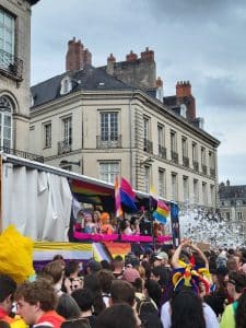 Char d'un groupe de Drag Queen pour la Pride 2025 à Nantes. Photo de Loïs Hervouet