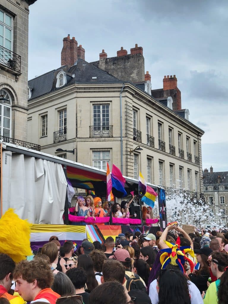Char d'un groupe de Drag Queen pour la Pride 2025 à Nantes. Photo de Loïs Hervouet
