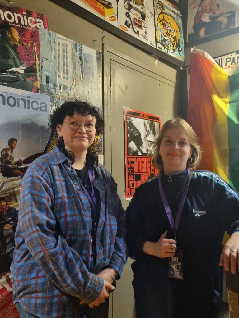 Enora (gauche) et Julia (droite) lors de la soirée Anthesterie le 31 janvier 2026 ; Crédit : Lucie Costabel