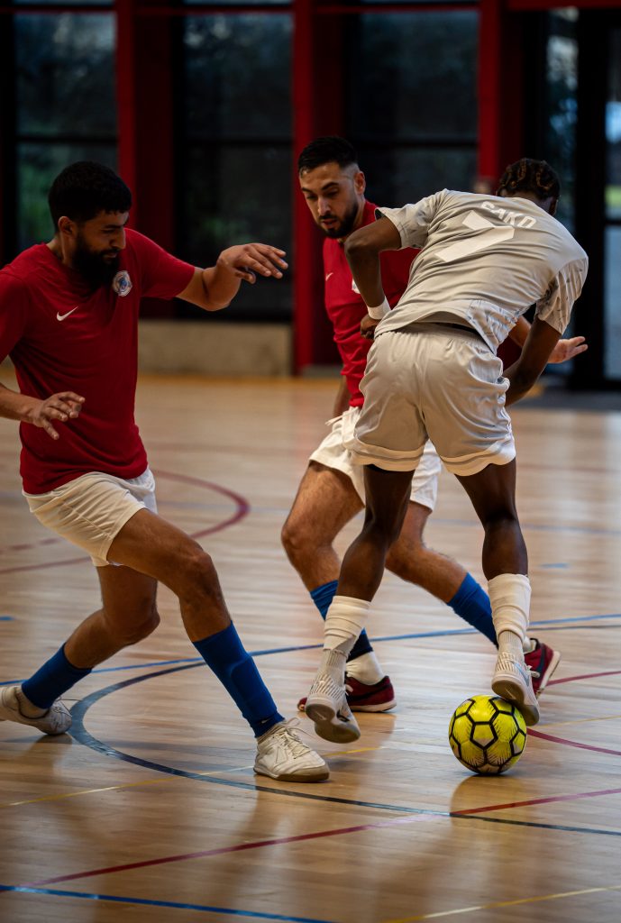 Les joueurs de l’ACS Dervallières (rouge) ont longtemps tenu mais ont finalement perdu : 4-7 au tableau d’affichage. Photo : ACSD 14/02/2026