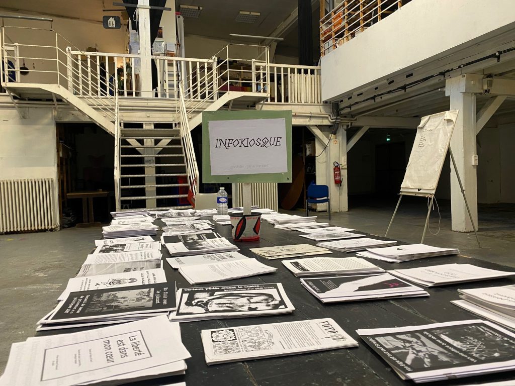 Le collectif imprime également des brochures à prix libres sur des thématiques allant du féminisme à l'antiracisme en passant par l'anticarcéralisme. Photo : Florence Calvez 25/02/2026