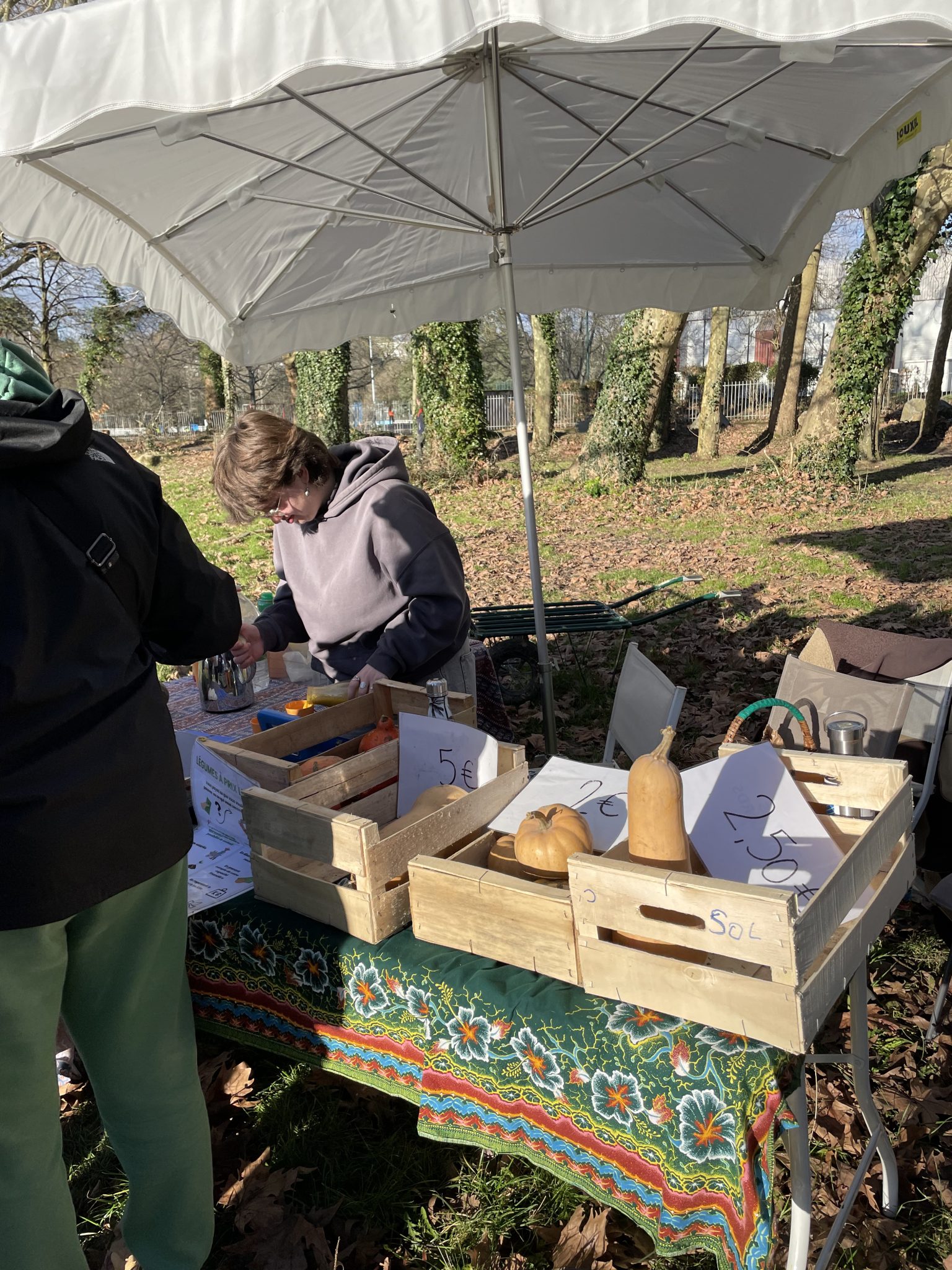 « Donnez ce que vous pouvez » : un marché à prix libre aux Dervallières