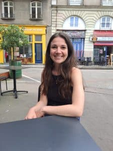 Portrait de Lava Lazuli (Alice) : pianiste, autrice-compositrice et interprète. Photo : Prénom Nom XX/XX/XXXX