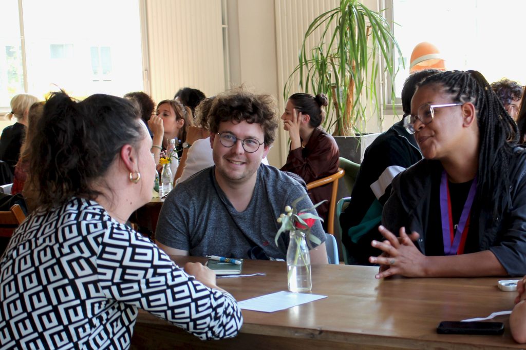 Gaël Pocher (au centre) et la chanteuse Almä Mango (à droite) ont pu échanger autour de questions préparées par les artistes lors du speed meeting. Photo : Amandine Masson, 28/04/2026