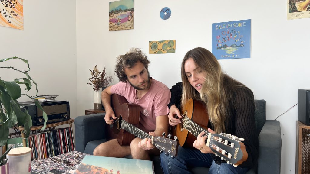 Le duo Coconut composé de Marine et Louis.