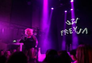 Uzi Freyja en showcase à Trempo
