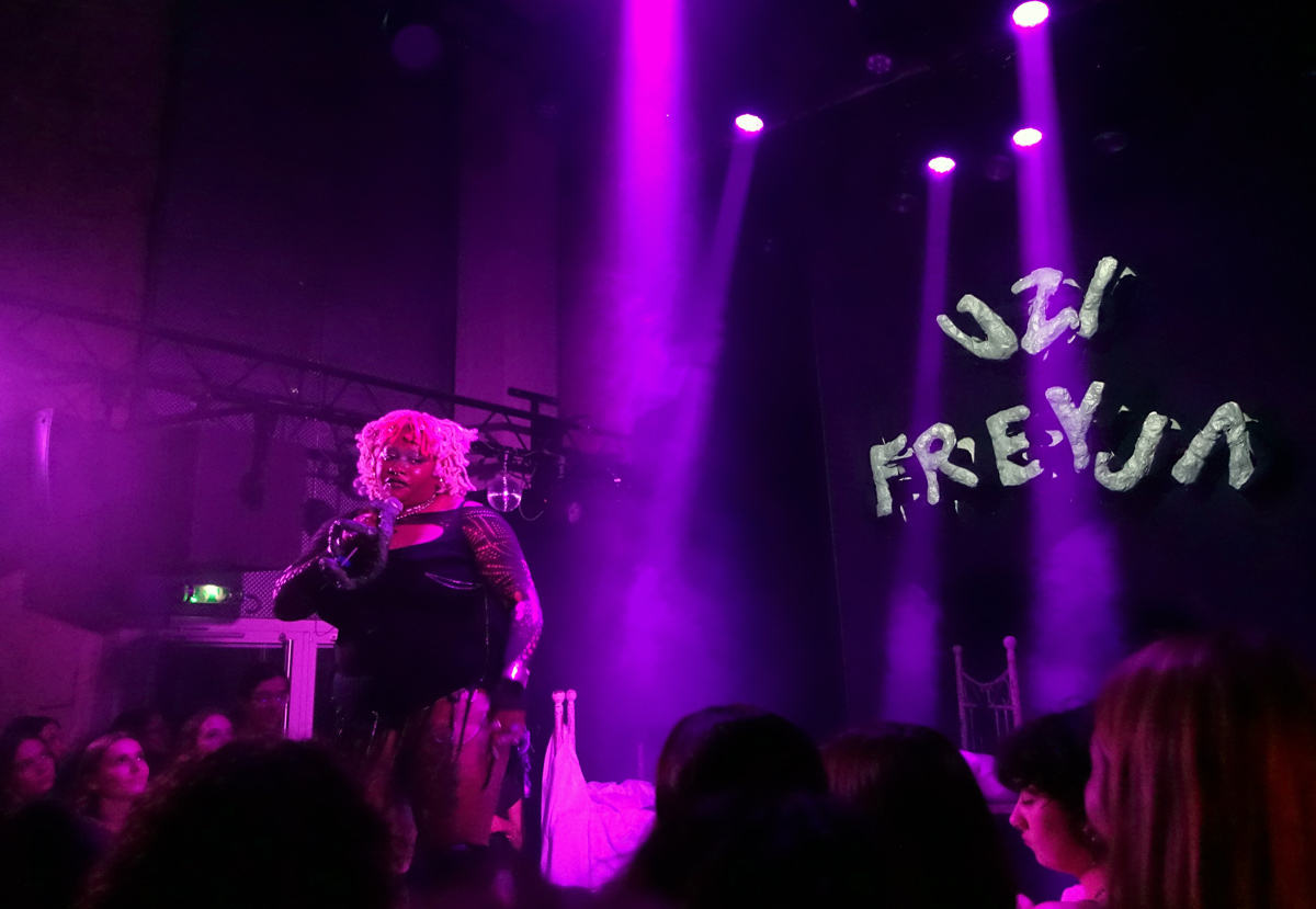 Les étudiant·es de l’EDNA habillent le showcase flamboyant d’Uzi Freyja à Trempo