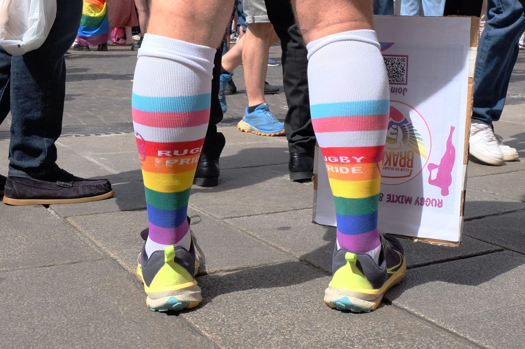Ce membre du club de rugby les BRAKASS arbore les couleurs sur ses chaussettes. Ce club nantais se veut inclusif et propose une équipe mixte aux règles adaptées.