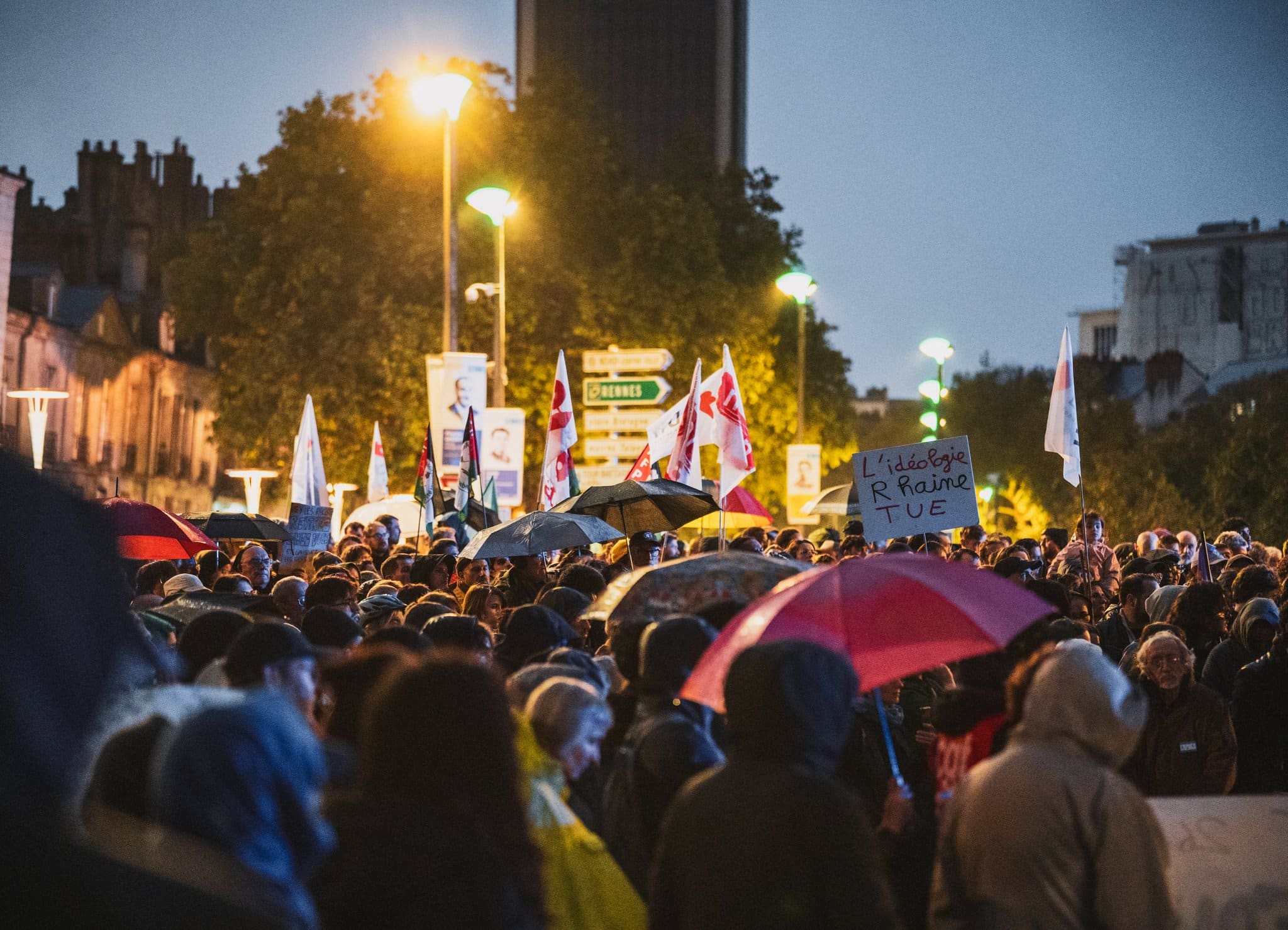 « J&rsquo;avais juste la sensation de devoir être là » : à Nantes, près d&rsquo;un millier de personnes rassemblées après l&rsquo;attentat de Trappes